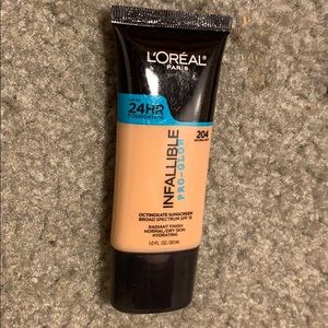 L’Oréal  Infallible Pro-glow Foundation